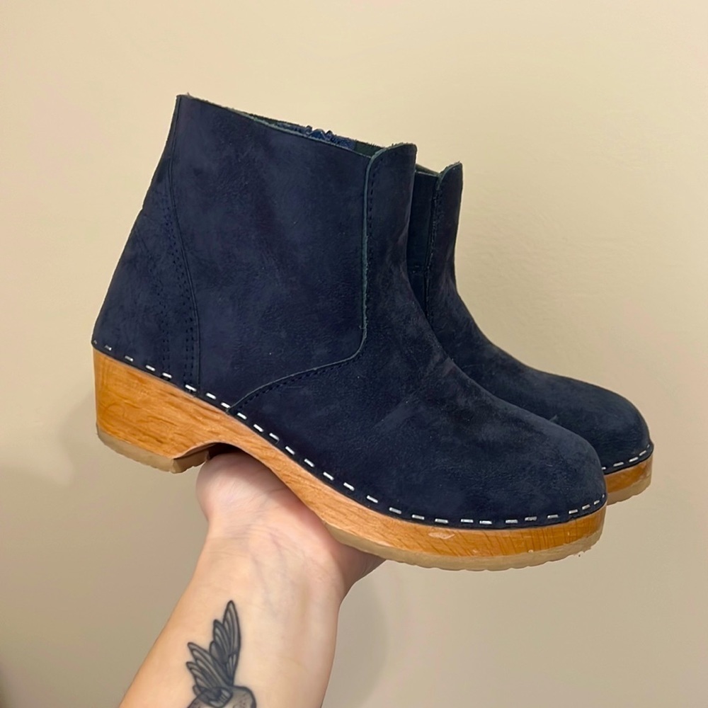 Hanna Andersson Navy Suede Clog Boots with Wood-Look Heel